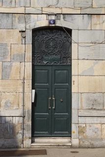 Façade antérieure : détail de la porte d'entrée. © Région Bourgogne-Franche-Comté, Inventaire du Patrimoine