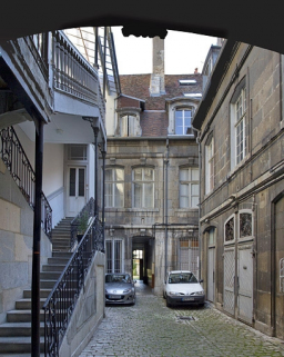 Vue d'ensemble de la première cour depuis l'entrée. © Région Bourgogne-Franche-Comté, Inventaire du Patrimoine
