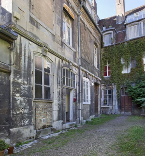 Vue d'ensemble de l'aile droite du logis principal depuis le fond de la cour : de trois quarts droit. © Région Bourgogne-Franche-Comté, Inventaire du Patrimoine