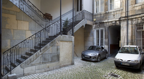 Vue d'ensemble des premières volées de l'escalier à cage ouverte sur cour : de trois quarts droit. © Région Bourgogne-Franche-Comté, Inventaire du Patrimoine