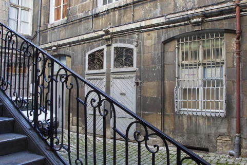 Logis principal : détail du rez-de-chaussée de l'aile droite, depuis l'escalier à cage ouverte. © Région Bourgogne-Franche-Comté, Inventaire du Patrimoine