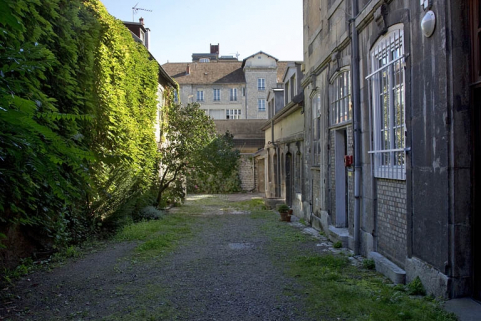Deuxième cour : vue d'ensemble depuis l'entrée. © Région Bourgogne-Franche-Comté, Inventaire du Patrimoine