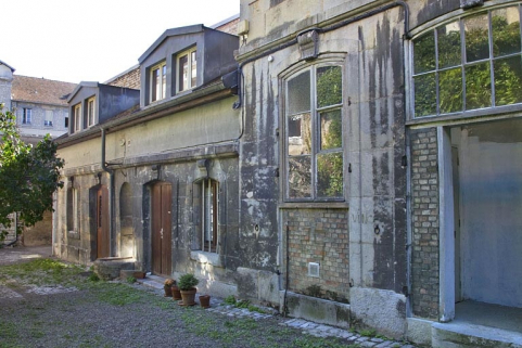 Deuxième cour : vue d'ensemble des communs, de trois quarts droit. © Région Bourgogne-Franche-Comté, Inventaire du Patrimoine