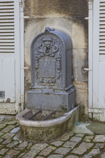 Détail de la borne fontaine située à droite de la cour, de trois quarts droit. © Région Bourgogne-Franche-Comté, Inventaire du Patrimoine