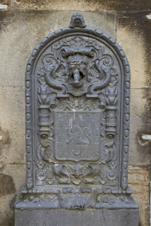 Détail de la borne fontaine située à droite de la cour, de face. © Région Bourgogne-Franche-Comté, Inventaire du Patrimoine
