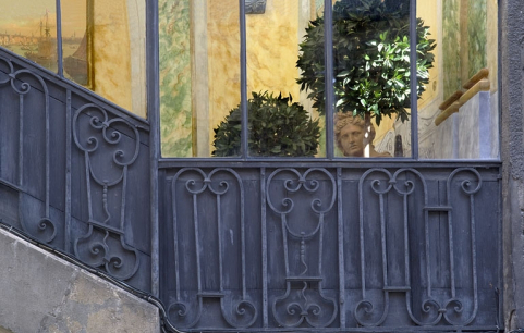 Escalier à cage ouverte sur cour : détail de la rampe en fer forgé. © Région Bourgogne-Franche-Comté, Inventaire du Patrimoine