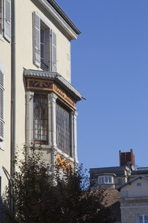 Premier logis secondaire : détail du bow window, de trois quarts gauche. © Région Bourgogne-Franche-Comté, Inventaire du Patrimoine