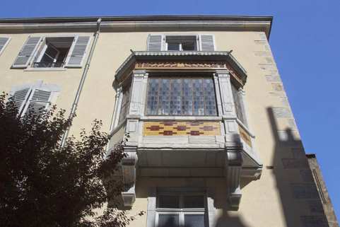 Premier logis secondaire : détail du bow window, de face. © Région Bourgogne-Franche-Comté, Inventaire du Patrimoine