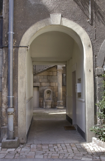 Aile des remises : détail de la porte de communication avec la parcelle voisine. © Région Bourgogne-Franche-Comté, Inventaire du Patrimoine