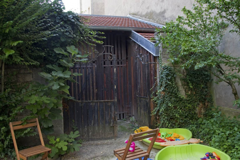 Vue du portail d'entrée de la courette des bûchers. © Région Bourgogne-Franche-Comté, Inventaire du Patrimoine