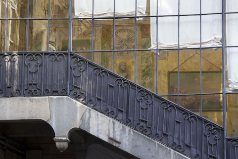 Escalier à cage ouverte : détail de la rampe en fer forgé : de face. © Région Bourgogne-Franche-Comté, Inventaire du Patrimoine