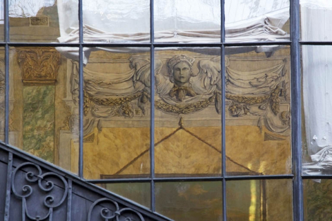 Escalier à cage ouverte : détail du décor intérieur, vue rapprochée, de face. © Région Bourgogne-Franche-Comté, Inventaire du Patrimoine