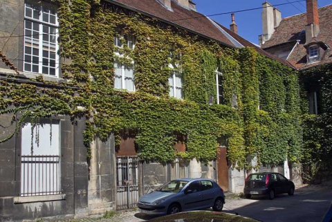 Logis principal, aile gauche sur cour : de trois quarts gauche. © Région Bourgogne-Franche-Comté, Inventaire du Patrimoine