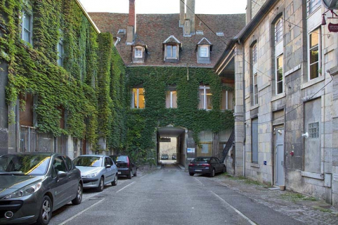 Vue d'ensemble de la première cour depuis l'entrée. © Région Bourgogne-Franche-Comté, Inventaire du Patrimoine