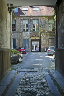 Logis principal : façade postérieure, depuis le passage cocher du premier logis secondaire. © Région Bourgogne-Franche-Comté, Inventaire du Patrimoine