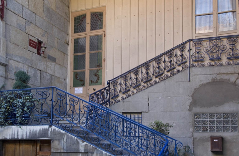 Première cour, aile droite, premier escalier à cage ouverte : détail de la rampe en fer forgé. © Région Bourgogne-Franche-Comté, Inventaire du Patrimoine