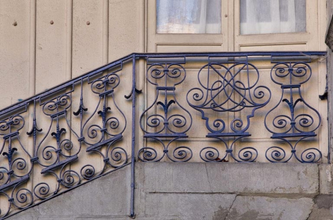 Aile droite, premier escalier à cage ouverte : détail rapproché de la rampe en fer forgé. © Région Bourgogne-Franche-Comté, Inventaire du Patrimoine
