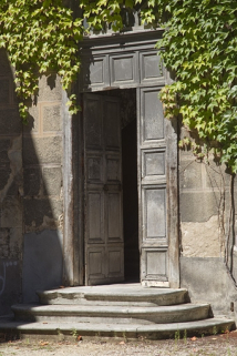 Logis secondaire, aile gauche dans la deuxième cour : détail d'une porte d'entrée. © Région Bourgogne-Franche-Comté, Inventaire du Patrimoine