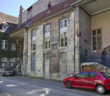 Première cour, aile droite : vue d'ensemble, de trois quarts droit. © Région Bourgogne-Franche-Comté, Inventaire du Patrimoine
