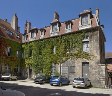 Logis secondaire, aile gauche dans la deuxième cour : vue d'ensemble, de trois quarts droit. © Région Bourgogne-Franche-Comté, Inventaire du Patrimoine