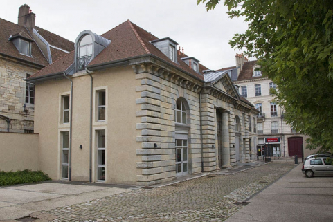 Orangerie : vue d'ensemble de trois quarts gauche. © Région Bourgogne-Franche-Comté, Inventaire du Patrimoine