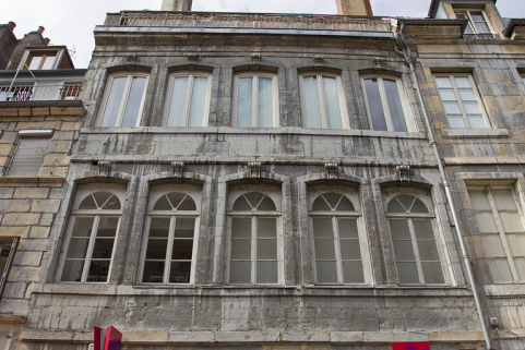 Logis principal, façade antérieure : détail des premier et deuxième étages, de face. © Région Bourgogne-Franche-Comté, Inventaire du Patrimoine
