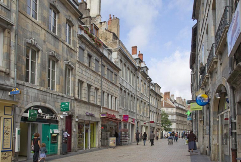 Vue d'ensemble éloignée depuis la rue : de trois quarts gauche. © Région Bourgogne-Franche-Comté, Inventaire du Patrimoine