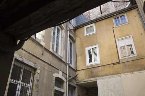 Vue des étages des logis secondaires depuis le fond de la deuxième cour. © Région Bourgogne-Franche-Comté, Inventaire du Patrimoine