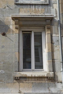Façade antérieure : détail d'une fenêtre du premier étage. © Région Bourgogne-Franche-Comté, Inventaire du Patrimoine
