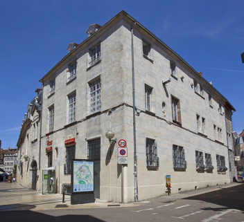 Logis principal : vue d'ensemble depuis l'angle des deux rues. © Région Bourgogne-Franche-Comté, Inventaire du Patrimoine