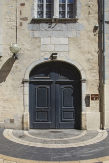 Logis principal, façade antérieure : détail du portail d'entrée. © Région Bourgogne-Franche-Comté, Inventaire du Patrimoine