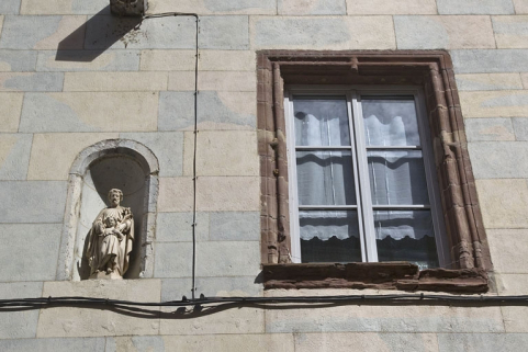 Logis principal, aile droite, façade postérieure : détail d'une niche et d'une fenêtre du premier étage. © Région Bourgogne-Franche-Comté, Inventaire du Patrimoine