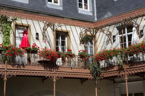 Logis principal, premier étage sur cour : détail du auvent métallique. © Région Bourgogne-Franche-Comté, Inventaire du Patrimoine