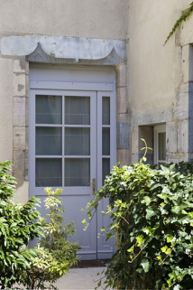 Logis principal, aile gauche sur cour : détail d'une porte du rez-de-chaussée. © Région Bourgogne-Franche-Comté, Inventaire du Patrimoine