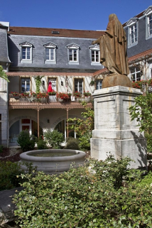 Logis principal, vue d'ensemble de la façade postérieure depuis le fond de la cour. © Région Bourgogne-Franche-Comté, Inventaire du Patrimoine