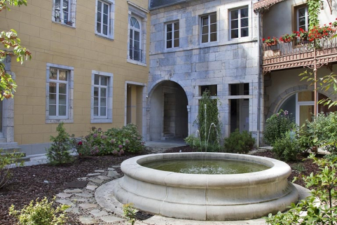 Logis principal, façade postérieure : détail du passage cocher, de trois quarts droit. © Région Bourgogne-Franche-Comté, Inventaire du Patrimoine