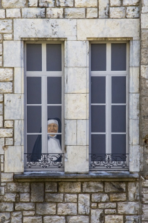 Logis principal, extrémité de l'aile droite, façade sur cour : détail des fenêtres du premier étage. © Région Bourgogne-Franche-Comté, Inventaire du Patrimoine