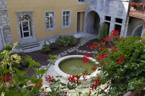 Vue de la cour en plongée. © Région Bourgogne-Franche-Comté, Inventaire du Patrimoine