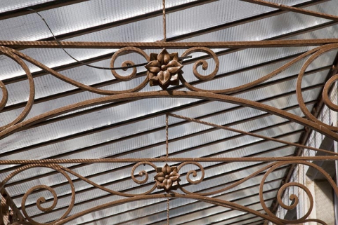 Logis principal : détail de la structure métallique du auvent. © Région Bourgogne-Franche-Comté, Inventaire du Patrimoine