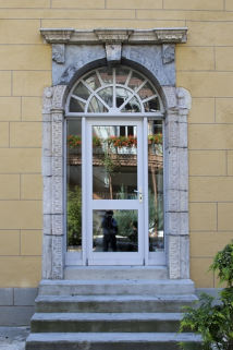 Logis principal, aile droite, façade sur cour : détail d'une porte du rez-de-chaussée. © Région Bourgogne-Franche-Comté, Inventaire du Patrimoine