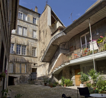 Vue de la façade postérieure du logis principal et de l'escalier extérieur du premier logis secondaire, depuis le fond de la cour. © Région Bourgogne-Franche-Comté, Inventaire du Patrimoine
