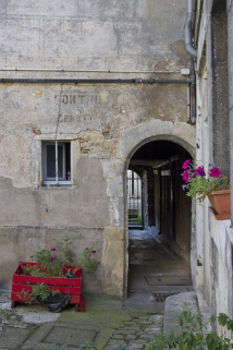 Premier logis secondaire : détail du couloir d'accès à la deuxième cour. © Région Bourgogne-Franche-Comté, Inventaire du Patrimoine