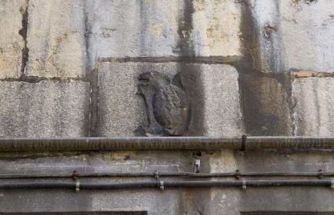Logis principal, façade postérieure : détail du cartouche situé au-dessus d'une fenêtre. © Région Bourgogne-Franche-Comté, Inventaire du Patrimoine