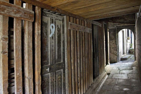 Premier logis secondaire : détail des bûchers donnant sur le couloir. © Région Bourgogne-Franche-Comté, Inventaire du Patrimoine