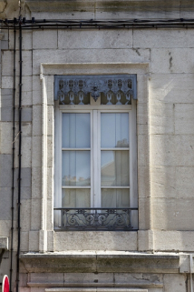 Logis principal, façade antérieure : détail d'une fenêtre du premier étage. © Région Bourgogne-Franche-Comté, Inventaire du Patrimoine