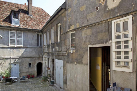 Logis principal : détail de l'aile droite sur cour, de trois quarts droit. © Région Bourgogne-Franche-Comté, Inventaire du Patrimoine
