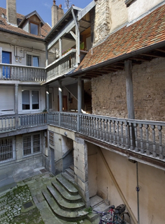 Escalier extérieur sur cour : de trois quarts gauche. © Région Bourgogne-Franche-Comté, Inventaire du Patrimoine