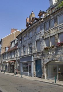 Vue d'ensemble de trois quarts droit depuis la rue, vue éloignée. © Région Bourgogne-Franche-Comté, Inventaire du Patrimoine