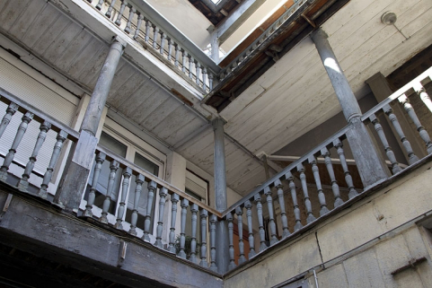 Escalier extérieur : détail de l'angle de la coursière du premier étage. © Région Bourgogne-Franche-Comté, Inventaire du Patrimoine