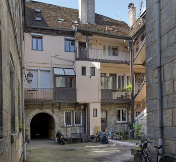 Logis principal : vue d'ensemble de la façade postérieure, depuis le fond de la cour. © Région Bourgogne-Franche-Comté, Inventaire du Patrimoine